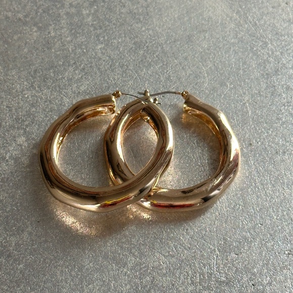 New without Tags Robert Lee Morris Gold Sculpted Hoop Earings - Picture 6 of 7